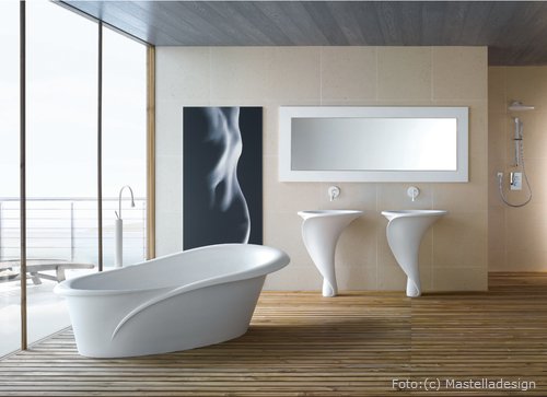 Luxus pur:  freistehende Badewanne aus Christalplant, deren Form an eine Kalla erinnert. <br />Designer: Oriano Faveretto